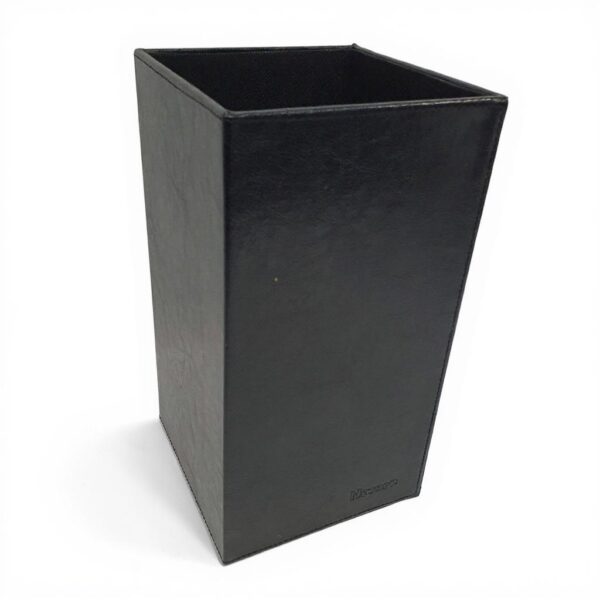 Vedbrikett holder svart kunst skinn