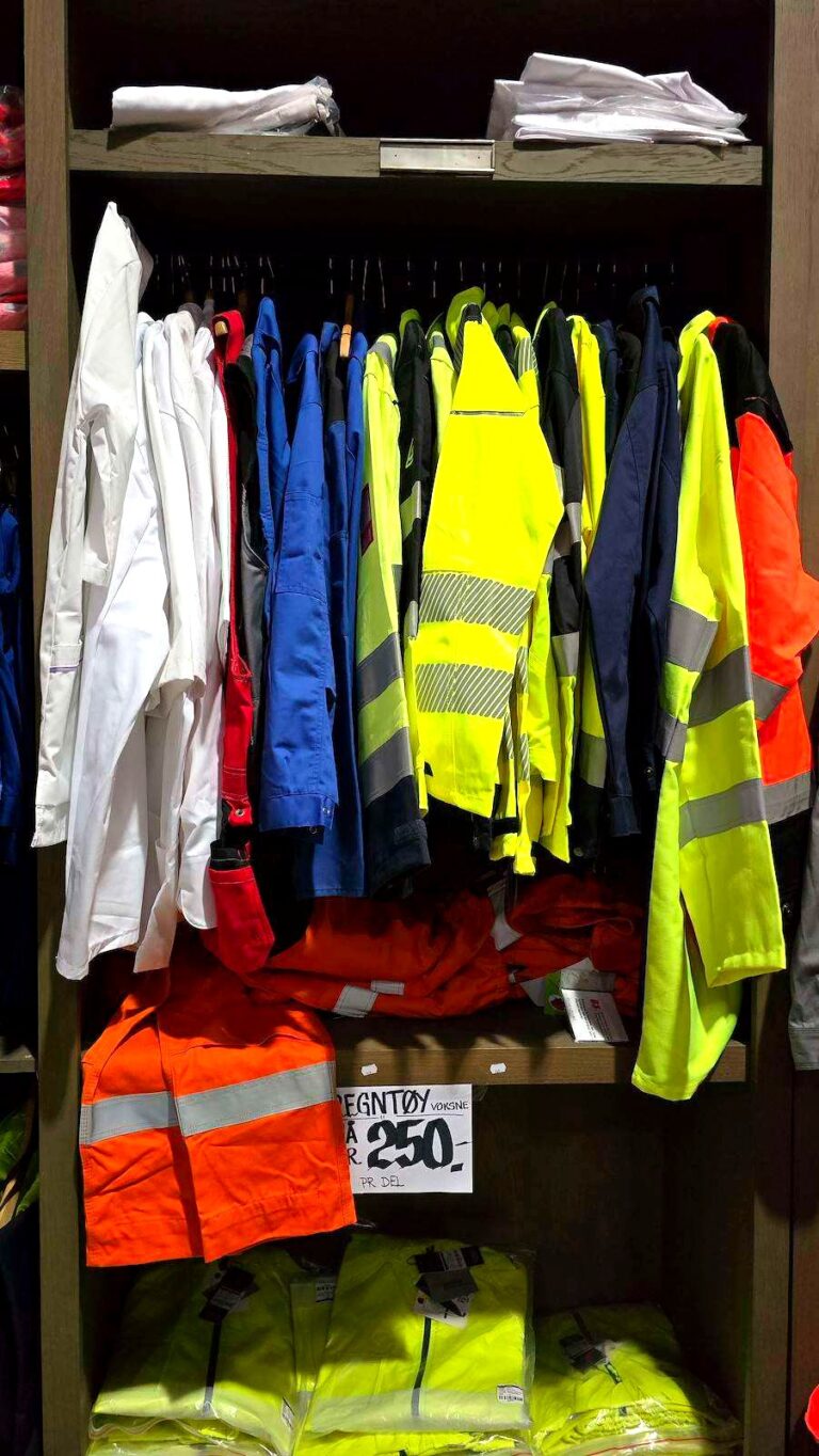 Forside 22 Arbeidsklær til 250 kr per del hos Megasalg i Moss
