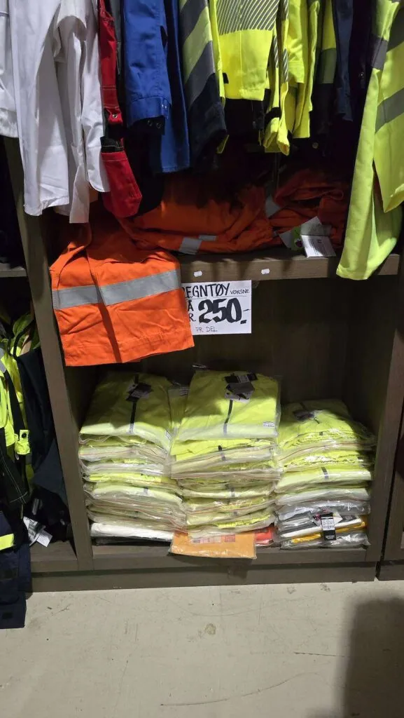 Arbeidsbukser og overdeler i hyllene