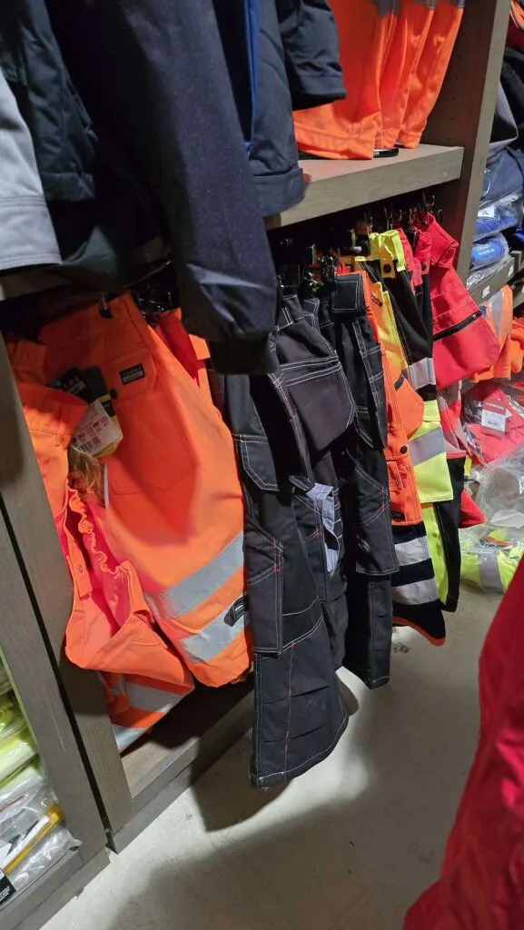 Arbeidsjakker i oransje og svart