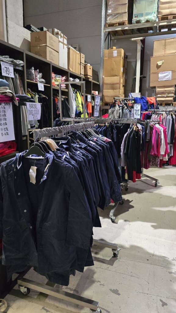 Forside 21 Stativer med Benetton-jakker hos Megasalg i Moss