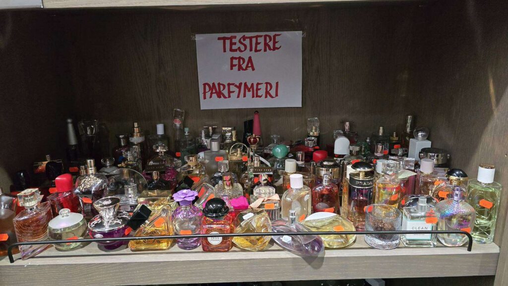 Parfymeflasker i hyllene